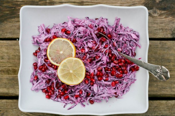 Pink coleslaw med granatæblekerner