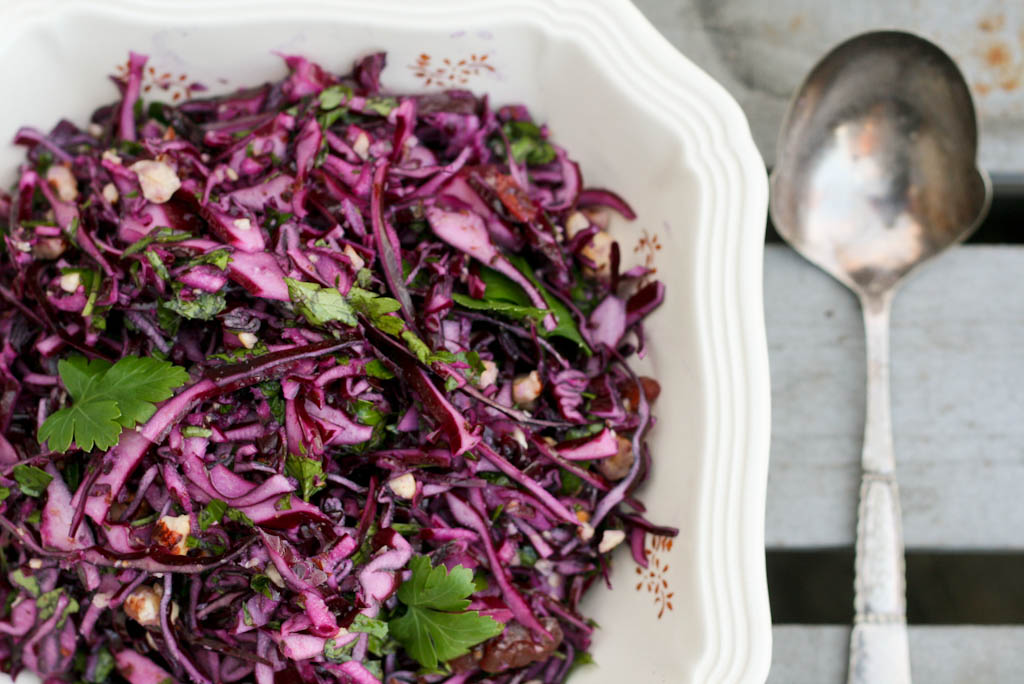 Rødkålsråkost med abrikoser og hasselnødder