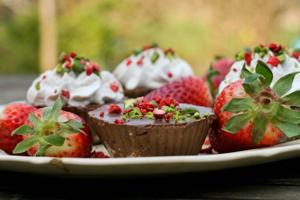 Små nøddetærter med chokoladetrøffel og vaniljefløde