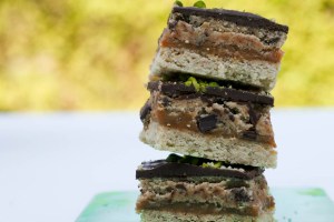 Cookie dough biscuits med dolce latte og chokolade