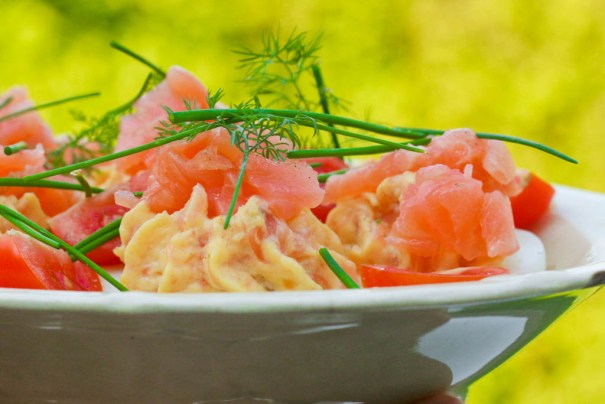 Æg med cremet laksefyld