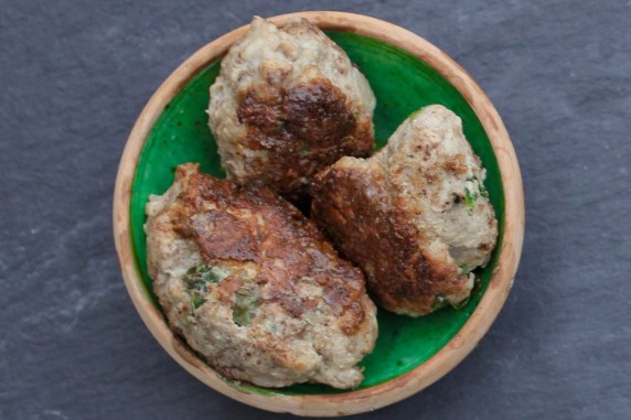 Frikadeller med spinat, hvidløg og parmesan