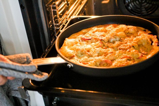 Frittata med løg, mozzarella og proscuitto