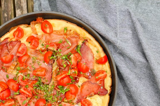 Frittata med løg, mozzarella og proscuitto