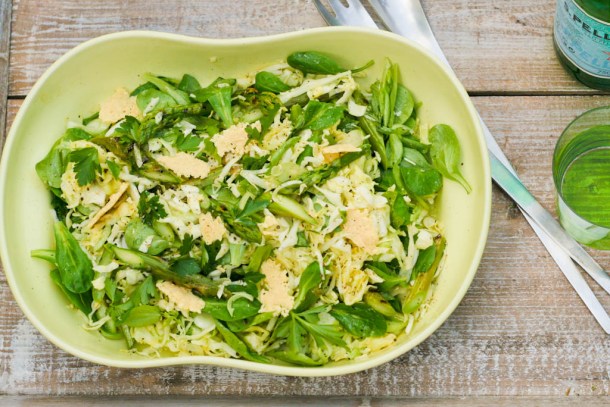 Spidskålsalat med grillede asparges, kørvel og parmesanchips