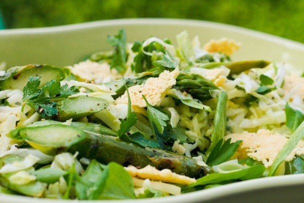 Spidskålsalat med grillede asparges, kørvel og parmesanchips