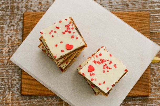 Blondie cookie dough biscuits med karamelcreme