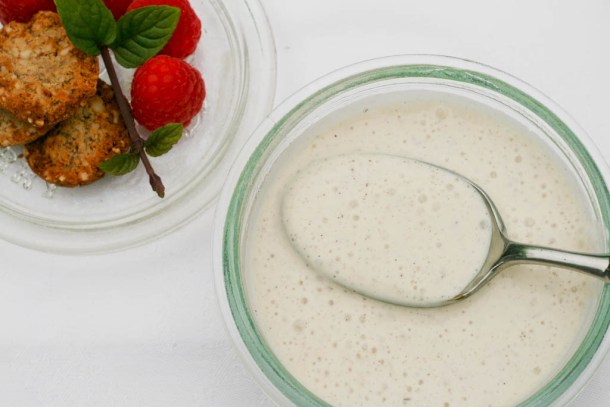 https://ravfood.com/2014/05/22/cremet-koldskal-uden-sukker/