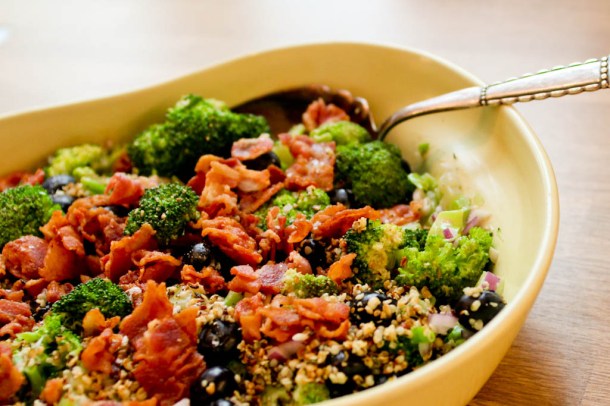 Broccolisalat med bacon, blåbær og ristede hampefrø