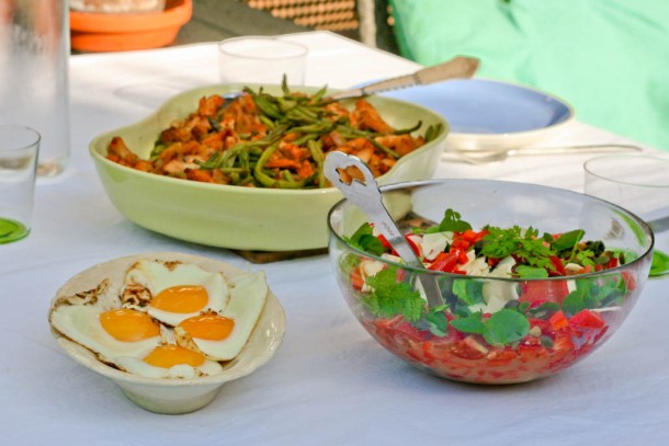 Spicy rød salat med knas og friske krydderurter 2