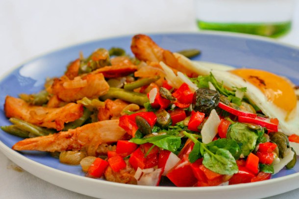 Spicy rød salat med knas og friske krydderurter 3