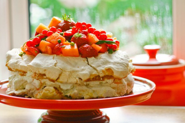 Marengslagkage med limefløde og melonsalat