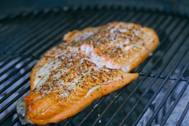 Varmrøget laks på Webergrill