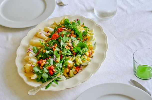 Frokostsalat med hellefisk, æg og bagte tomater-4