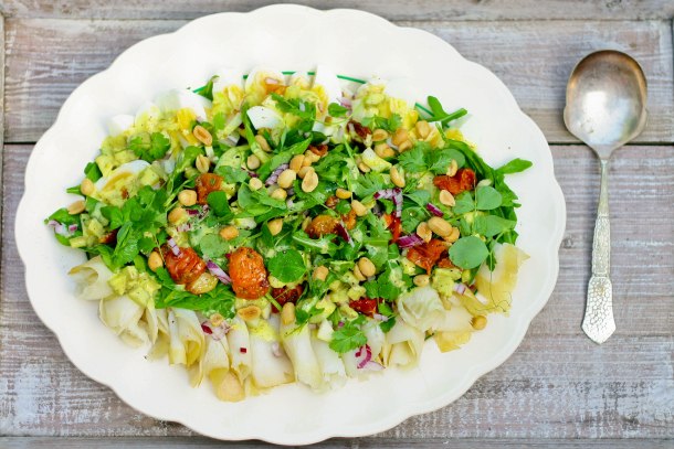 Frokostsalat med hellefisk, æg og bagte tomater