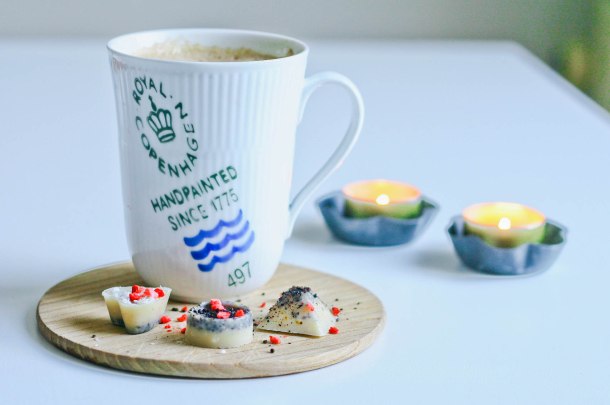 Kokosbomber med lakrids og chiafrø-5