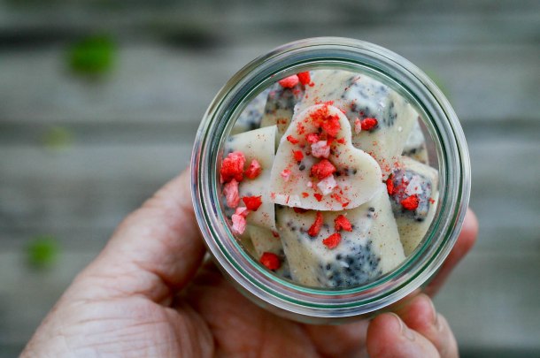 Kokosbomber med lakrids og chiafrø-7