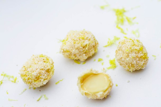 Macadamianødderi hvid chokolade med kokos, citron og cayenne-4