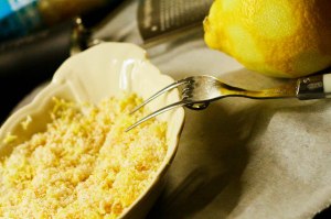 Macadamianødderi hvid chokolade med kokos, citron og cayenne