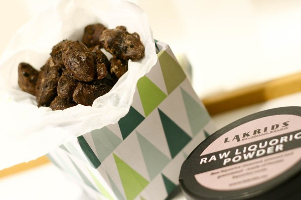 Mandler med chokolade og lakrids