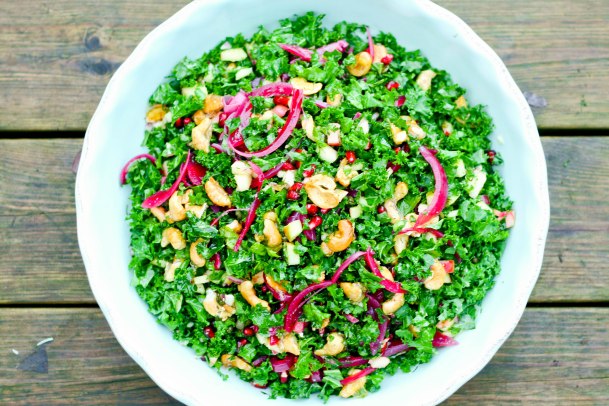 Grønkålsalat med honningristede cashewnødder og syltede rødløg-5