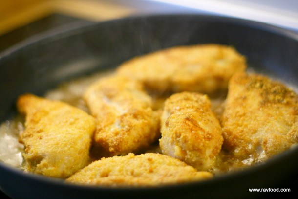 Kyllingfilet med flæskesværspanering