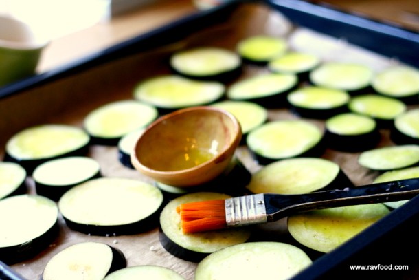 Gratinerede auberginer med feta og løg