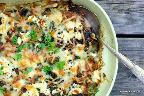 Gratinerede auberginer med feta og løg