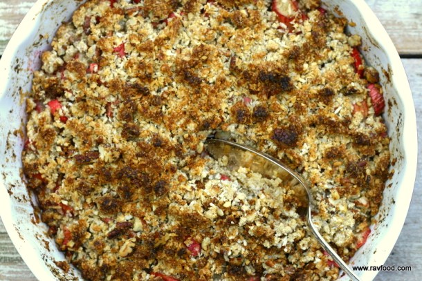 Rabarber med kokoscrumble og vaniljefløde