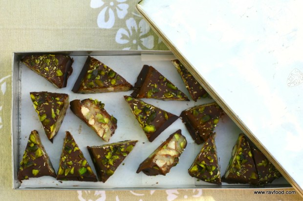 Marcipankonfekt med fibersirup, nødder og chokolade