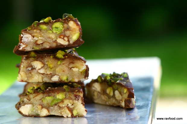 Marcipankonfekt med fibersirup, nødder og chokolade