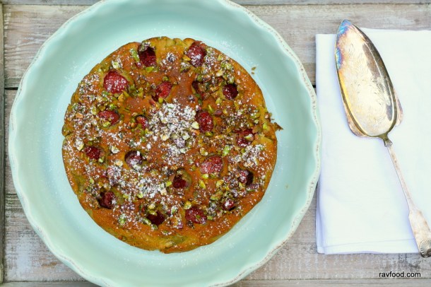 Jordbærkage med mandelflødeskum