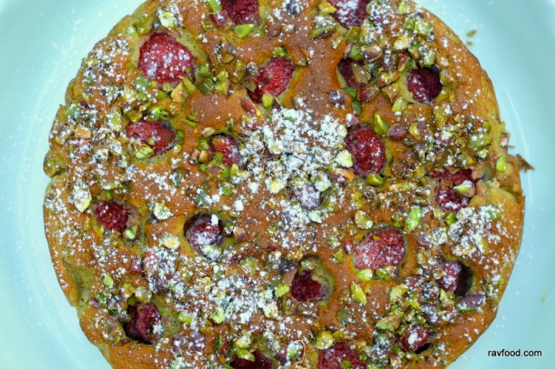 Jordbærkage med mandelflødeskum