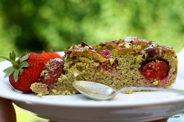 Jordbærkage med mandelflødeskum