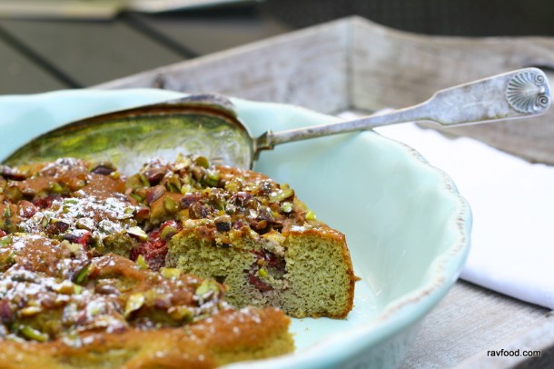 Jordbærkage med mandelflødeskum