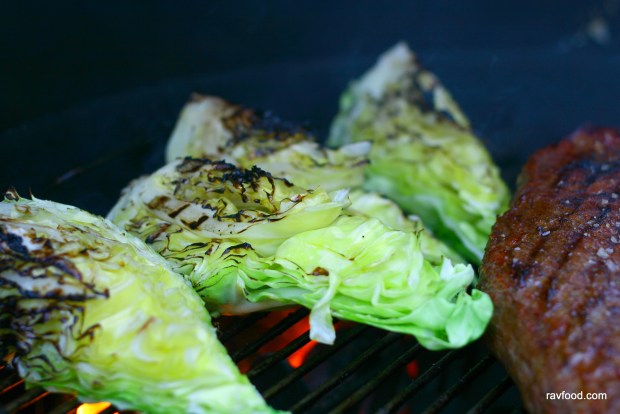 Grillet spidskål med pesto og dukah