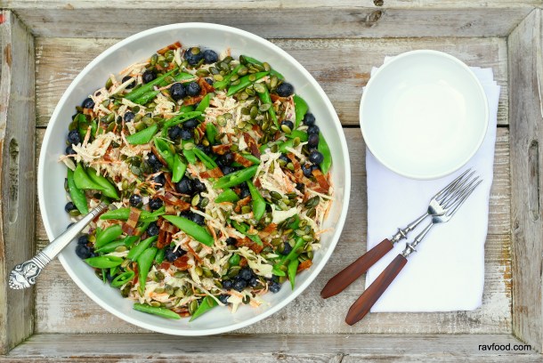 Hvidkålssalat med sugarsnaps, blåbær og bacon