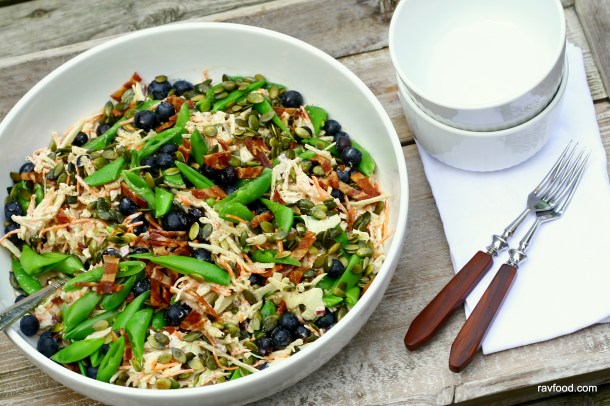 Hvidkålssalat med sugarsnaps, blåbær og bacon