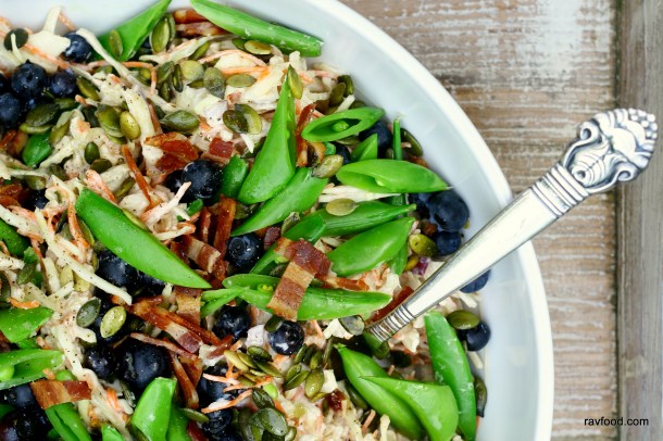 Hvidkålssalat med sugarsnaps, blåbær og bacon