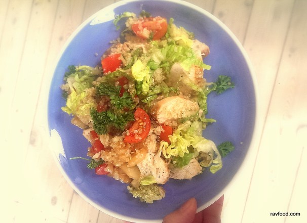 Frokostkylling med tomat, quinoa og pesto.