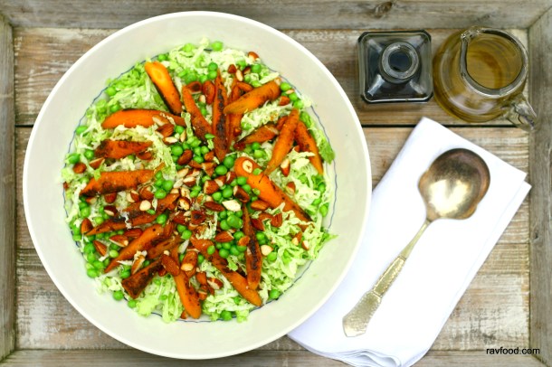 Kinakål med brændte gulerødder og sprøde ærter