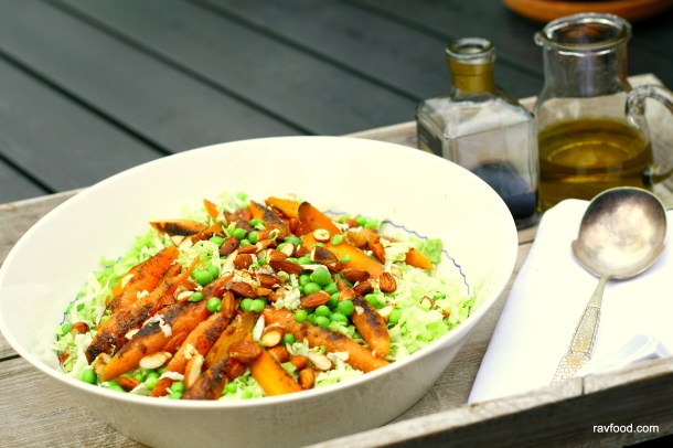 Kinakål med brændte gulerødder og sprøde ærter