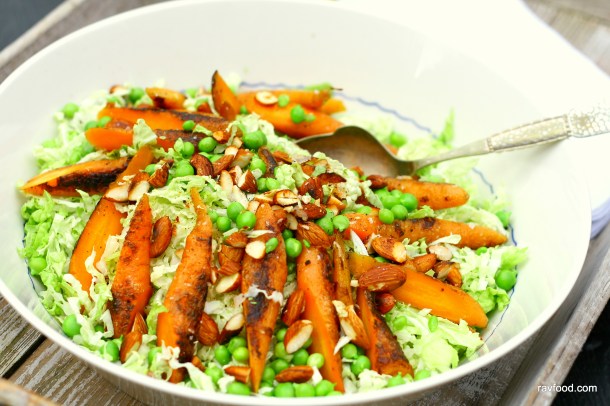 Kinakål med brændte gulerødder og sprøde ærter