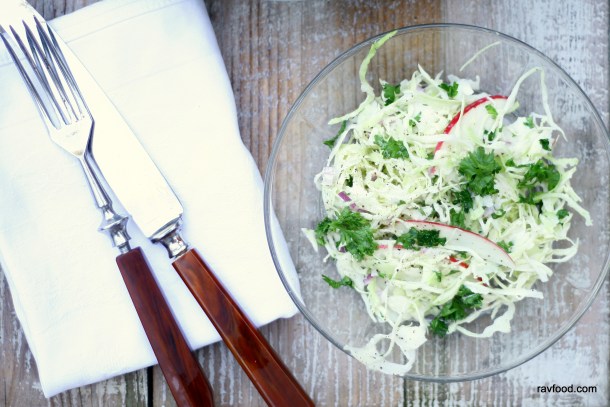 Coleslaw med spidskål og æble