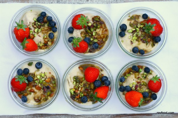 Vaniljeis med nøddekaramel