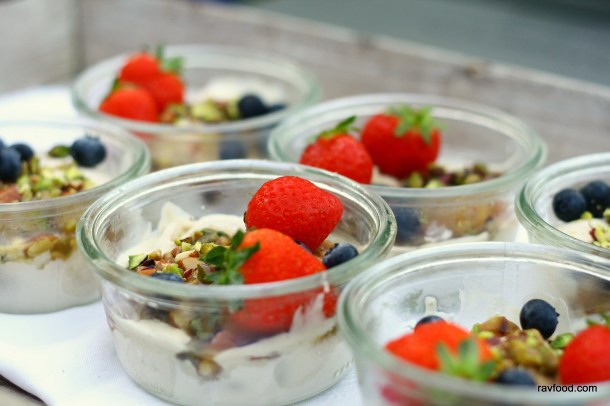 Vaniljeis med nøddekaramel