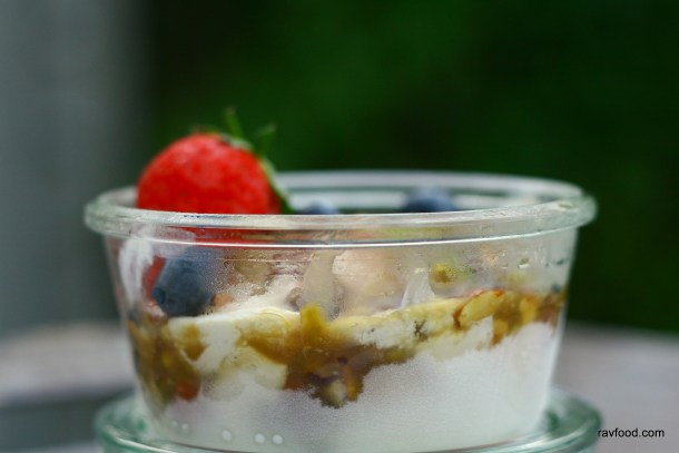 Vaniljeis med nøddekaramel