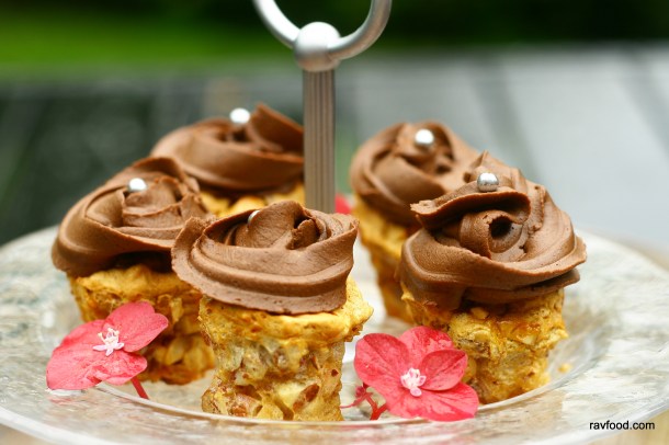 Nøddetærter med chokolade/ kaffe frosting