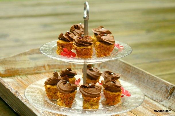 Nøddetærter med chokolade/ kaffe frosting