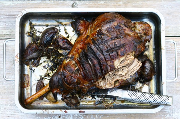 Lammekølle, langtidsstegt med hvidløg, rosmarin og rødvin